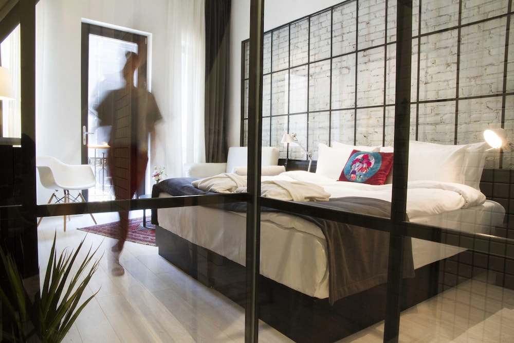 Magnova Studios (No Front Desk,Contact The Property Five Days In Advance)