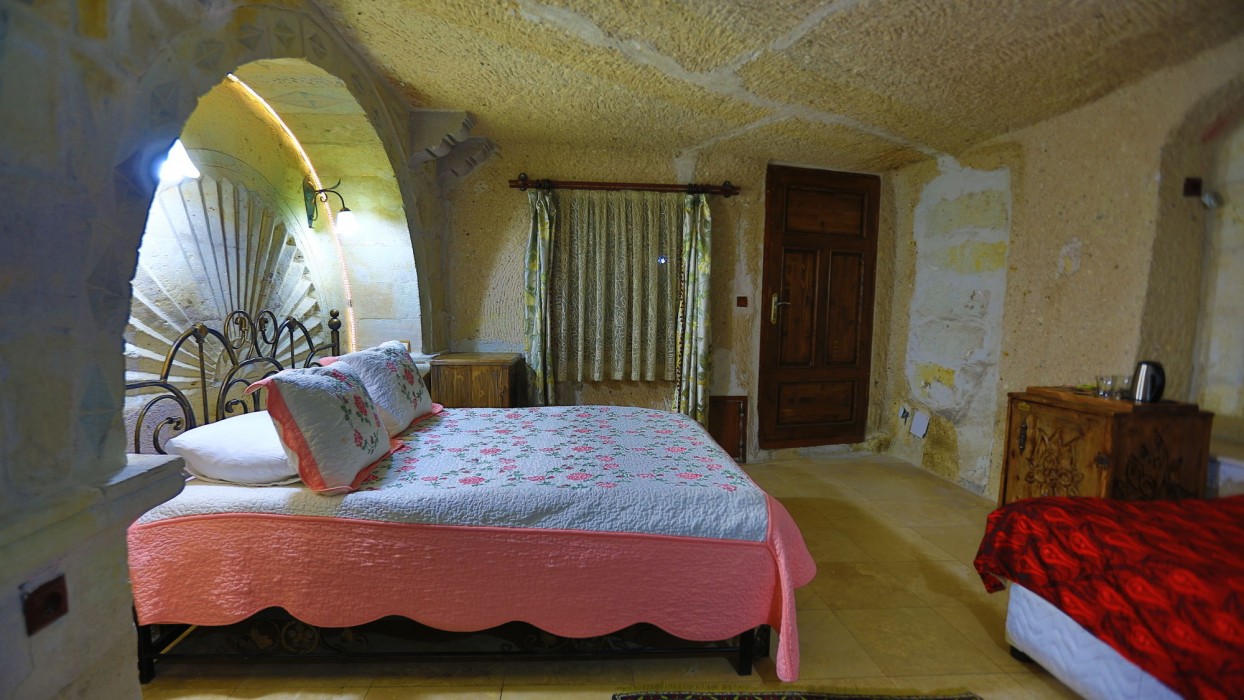 Holiday Cave Hotel