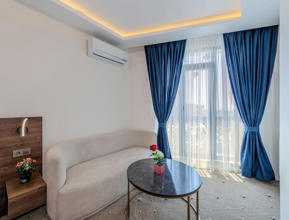 Airport Waves Hotel (36Km Away From Istanbul)