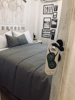 Fermaki Rooms (Limited Hours Front Desk Need To Contact Property In Advance)