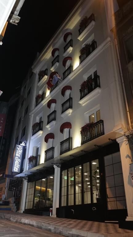 La Vita Suites