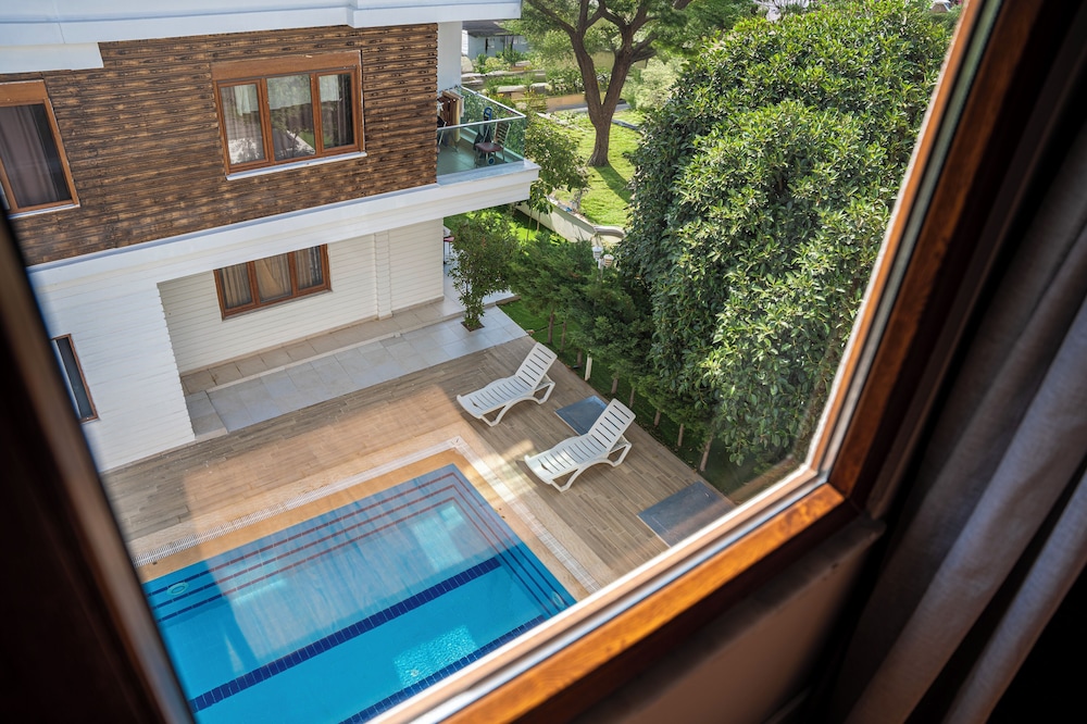 Lara Breeze Homes(Contact To Property In Advance)