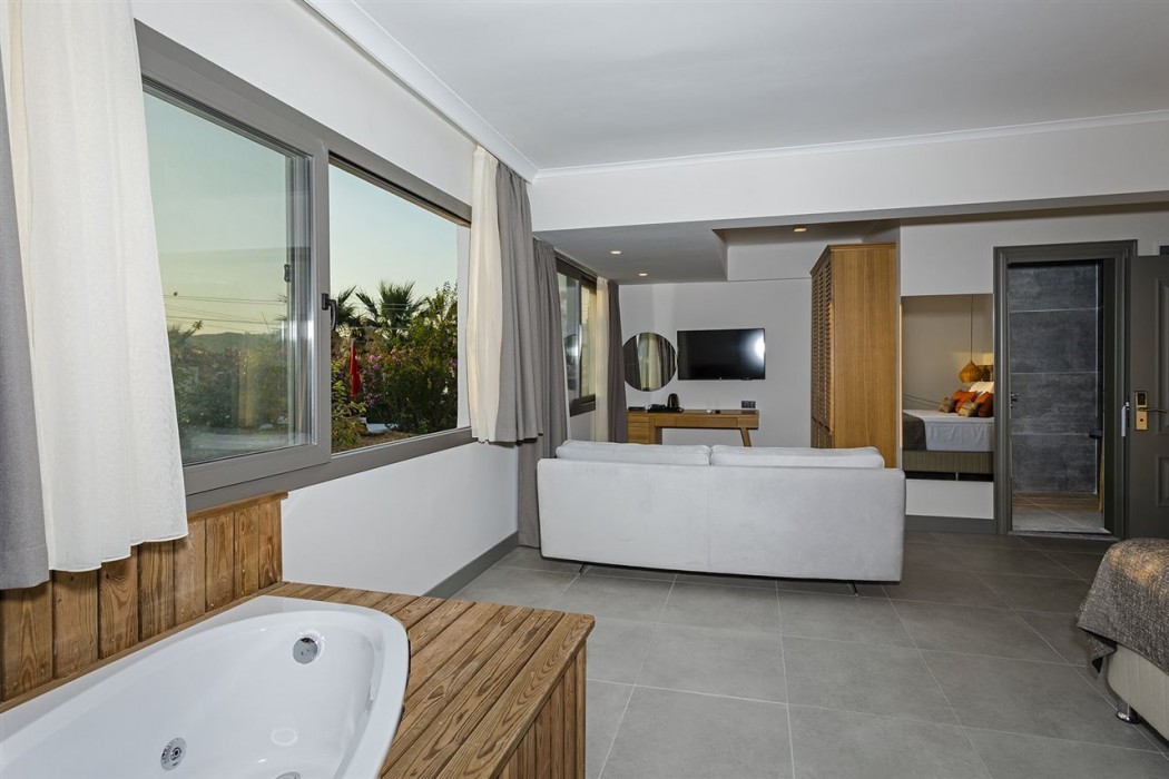 Yalipark Beach Hotel(also Known As Yalipark Hotel)