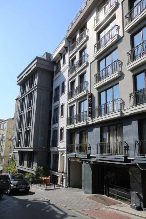 La Casa Suites Hotel