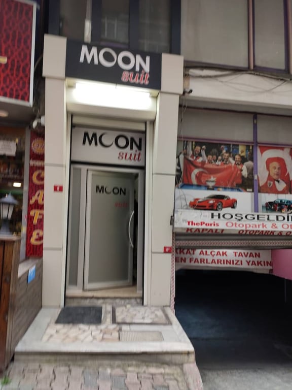 Moon Suit Otel