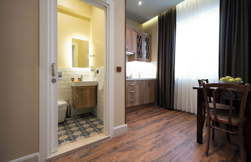 Level Suites