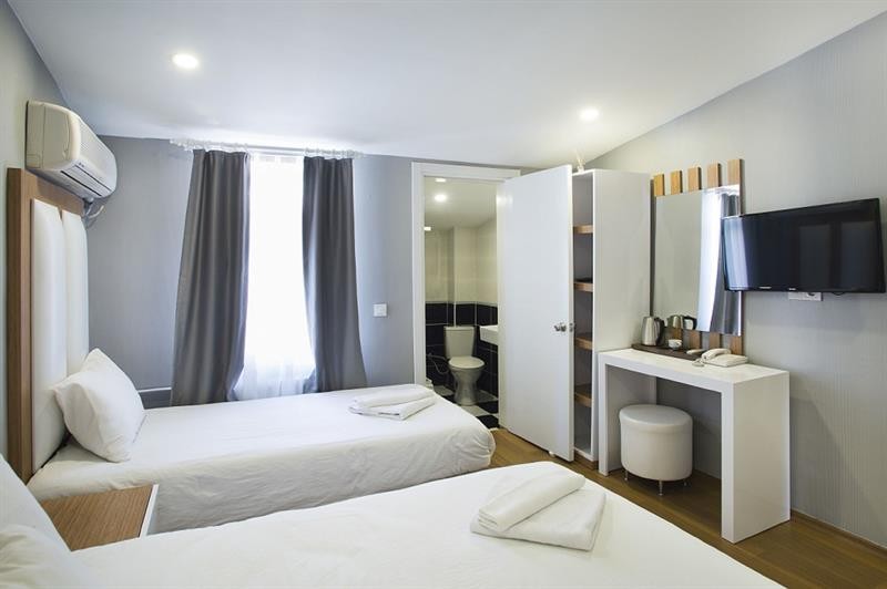 La Pazza Suites Hotel