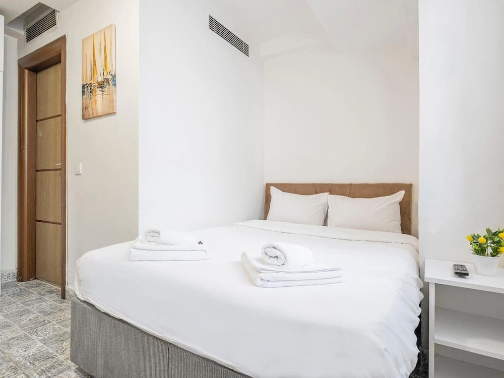 Red Tent Suite 84