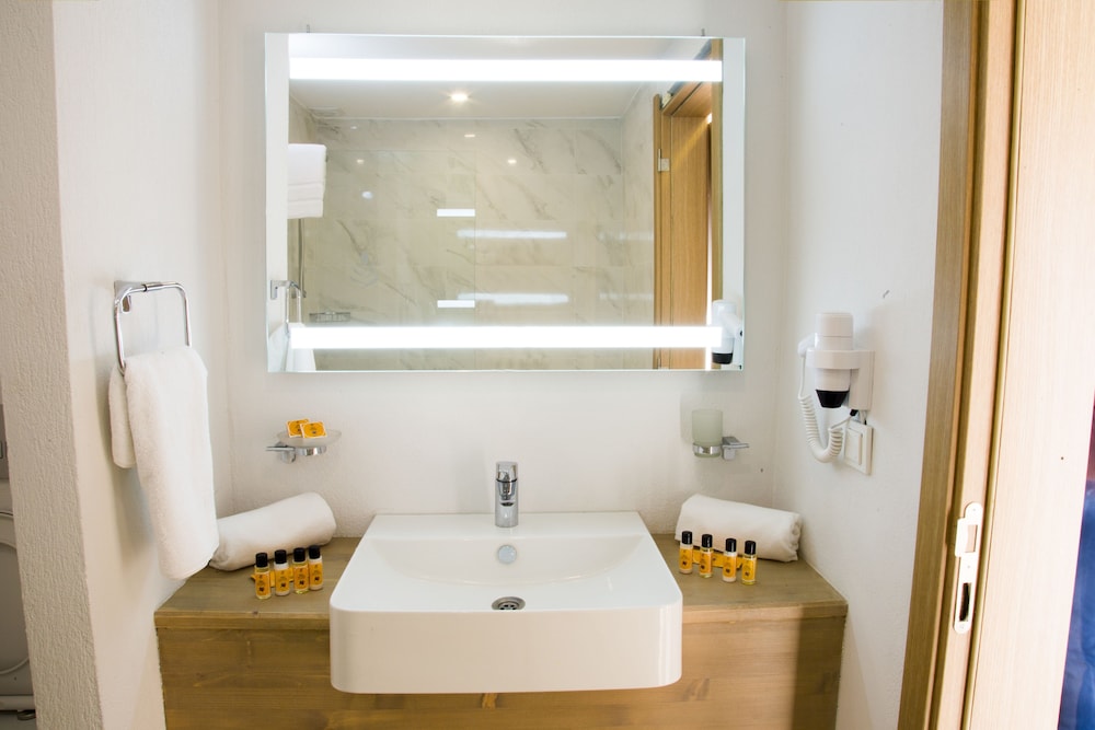 Elia Casa(Contact To Property 7 Days In Advance)