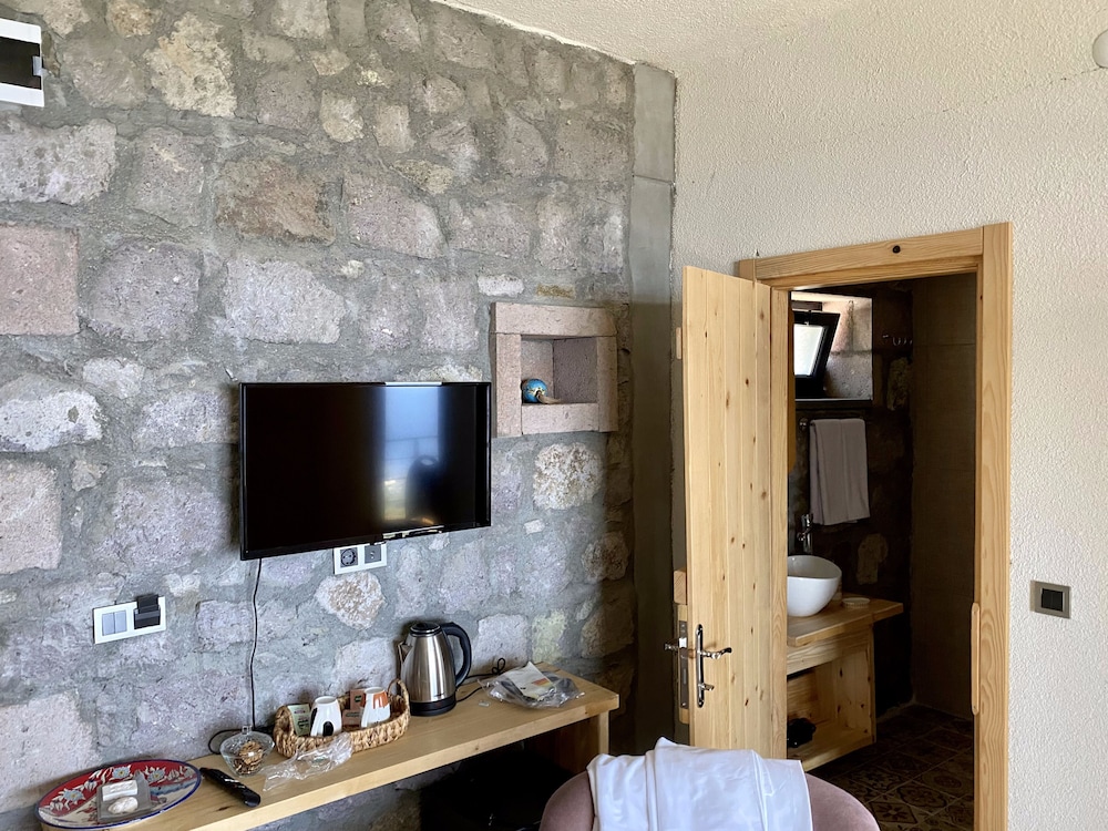 Assos Karadut Tas Hotel