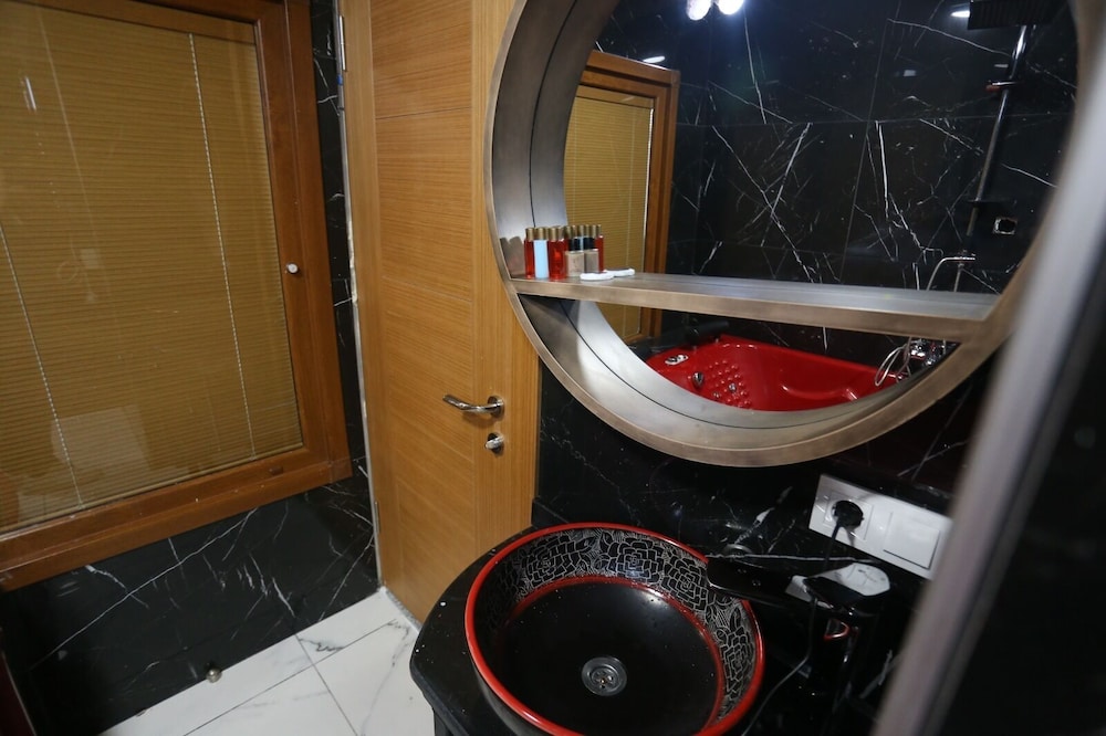 216 Eagle Palace Suite(Also Known As Eagle Palace Suites)