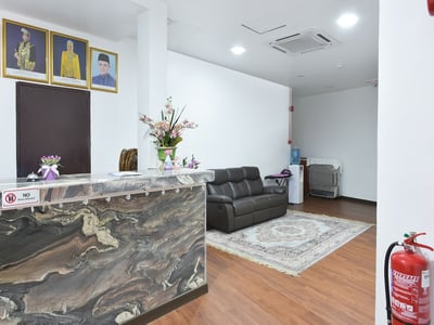 Oyo 90869 Hotel Madeena Inn