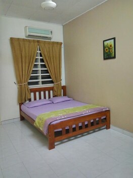 Homestay Iman (no Front Desk Need To Contact Property 5 Days In Advance)