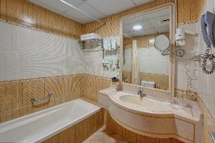 Al Bustan Tower Hotel Suites