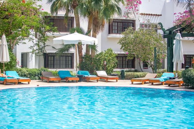 Luxurious Apartment By Pool