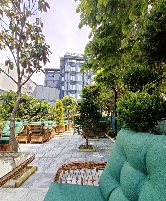 Porta Romanos Hotel