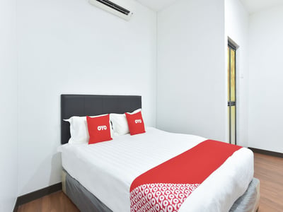 Oyo 90869 Hotel Madeena Inn