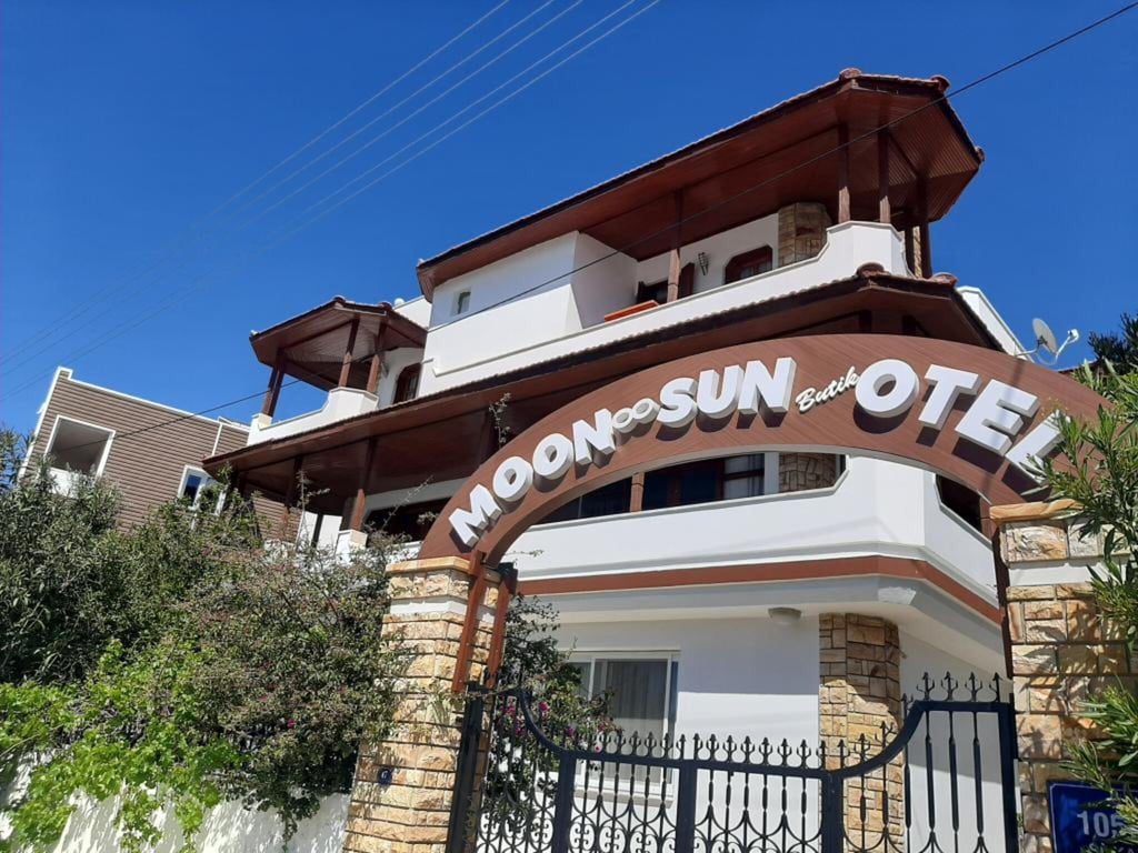 Moon & Sun Hotel