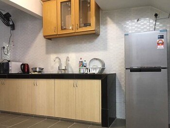 Usj 6 Next To Taipan Lrt Station (no Front Desk Need To Contact Property 5 Days In Advance)