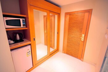 Meera Suites(to Make Arrangement For Check In Please Contact To Property At Least 7 Days In Advance)
