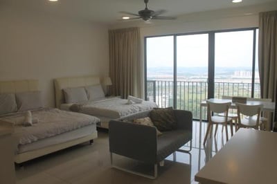 Three Queen Bed Studio At Trefoil Setia (no Front Desk Need To Contact Property 5 Days In Advance)