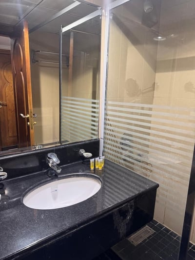 Al Hayatt Interntional(no Front Desk Contact The 5 Days In Advance)