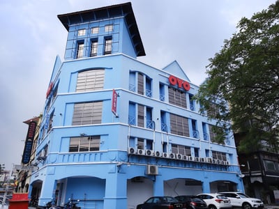 Oyo 43963 T Signature Hotel