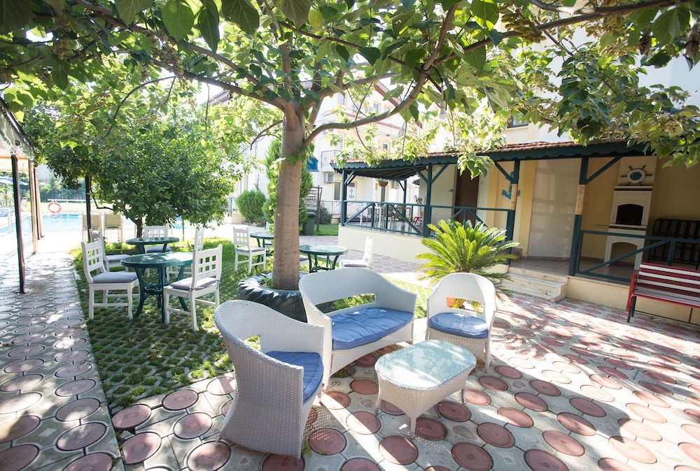 Dedeminn Garden Hotel (also Known As D Apart)