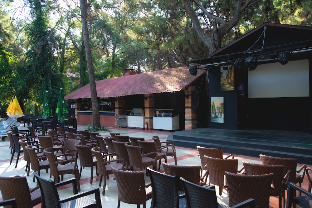 Pirates Park Resort All Inclusive(59km Away From Antalya)