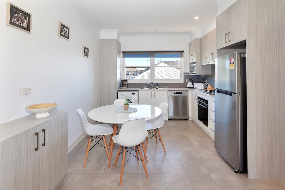 Lake Wendouree Apartments On Grove St (no Front Desk Please Contact The Property In Advance)