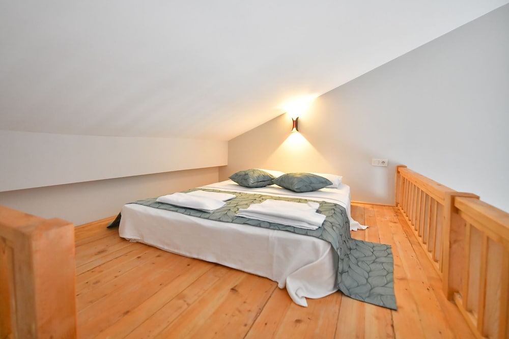 Red Moon Suites (the Front Desk Is Open Daily From 9:00 Am 5:00 Pm)