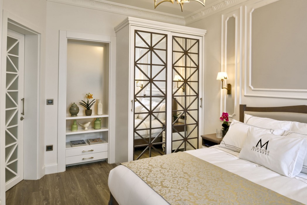 Mirrors Hotel