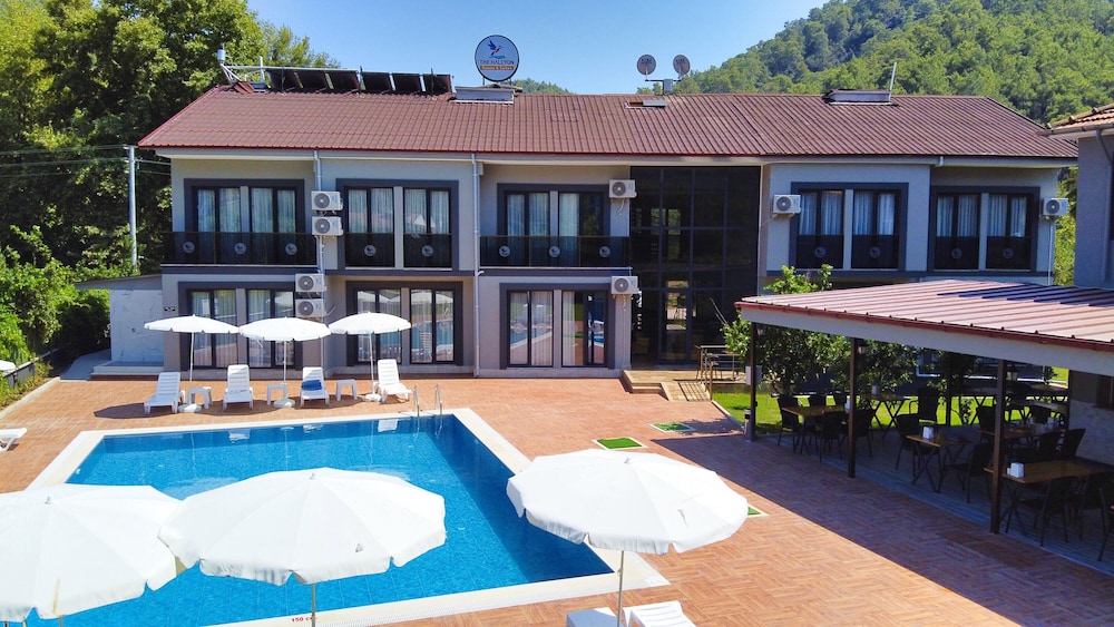The Halcyon Rooms And Suites Hotel