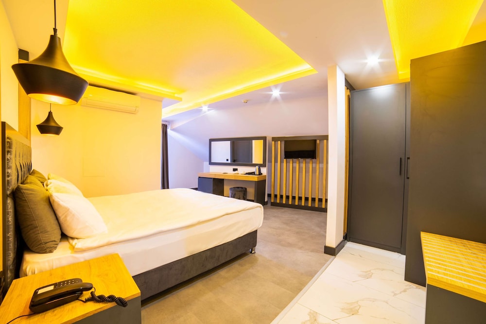 Golda Hotel (6.9 Km Away From City)