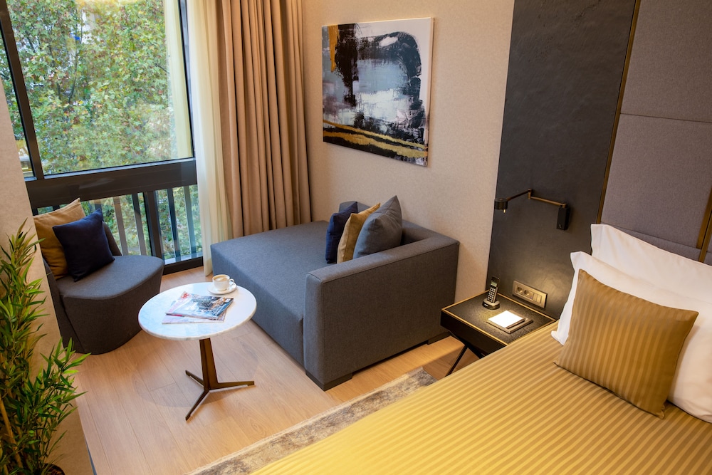 Broyt Hotel (Also Known As: Broyt Suites)
