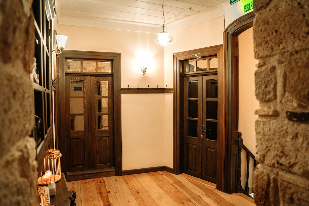 Nills Stone House Hotel