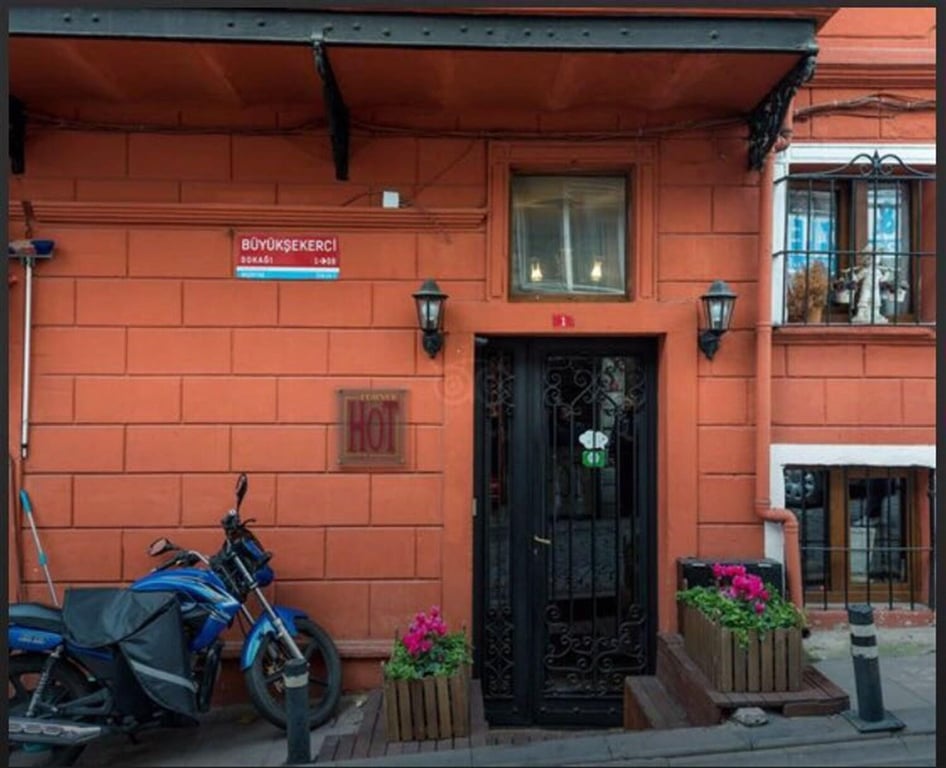 Corner Hot