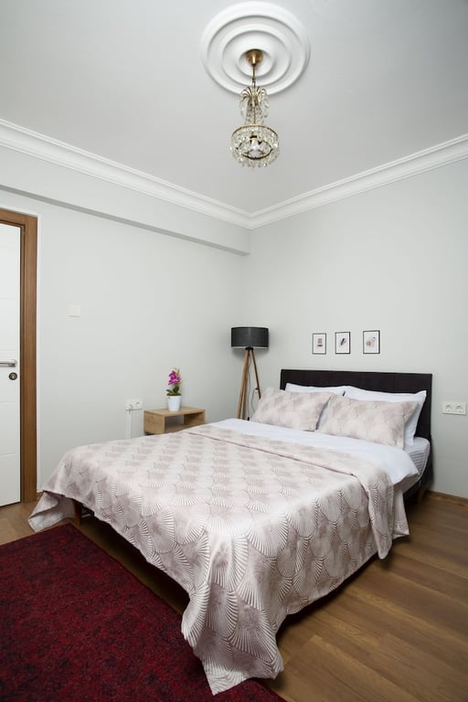 8 Rooms House (the Front Desk Is Open Daily From 9:00 Am 10:30 Pm)