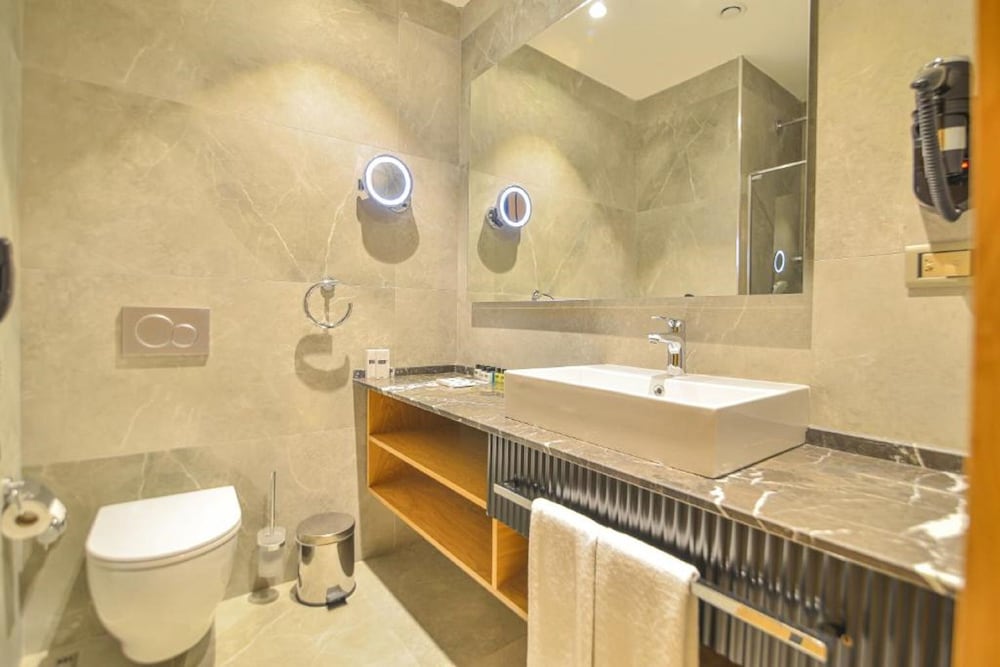 Serenity Comfort Hotel (also Known As Qua Comfort Hotel)