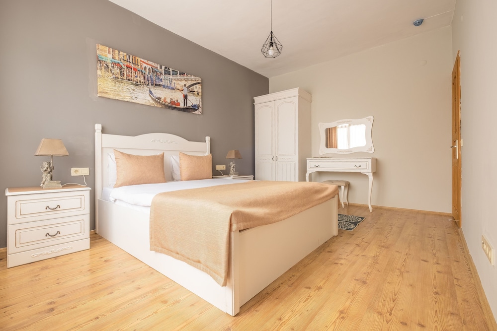 Old Town Deluxe Flats (No Front Desk)