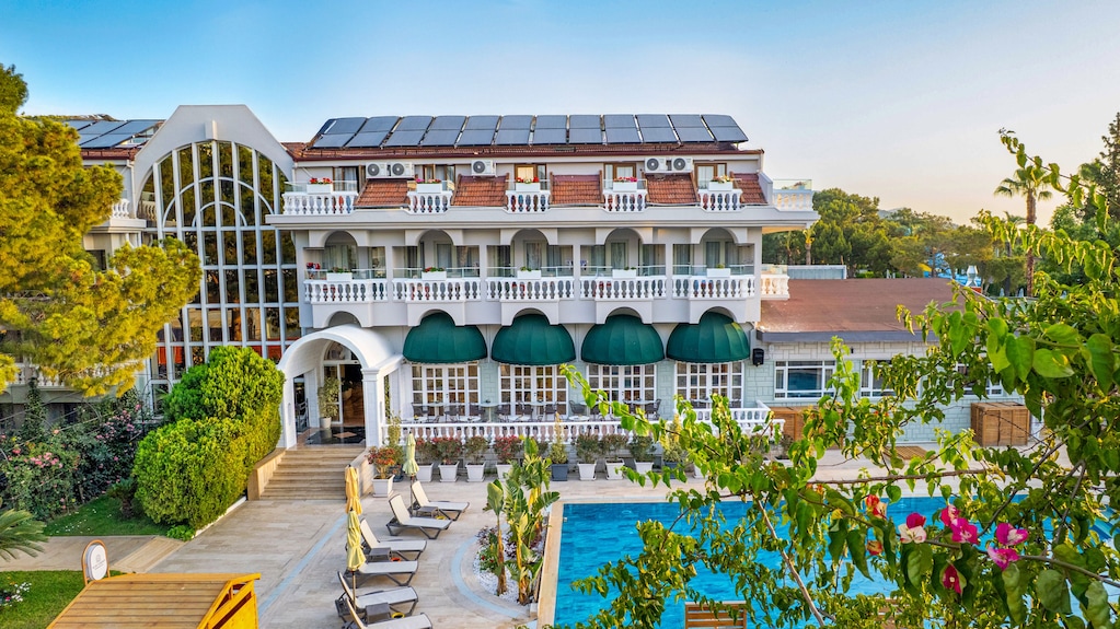 Garden Rose Hotel (52 Km Away From Antalya)