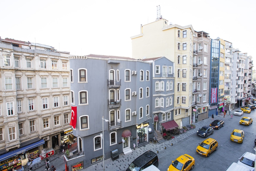 Alemeyn The Taksim Leons Hotel Cafe And Spa