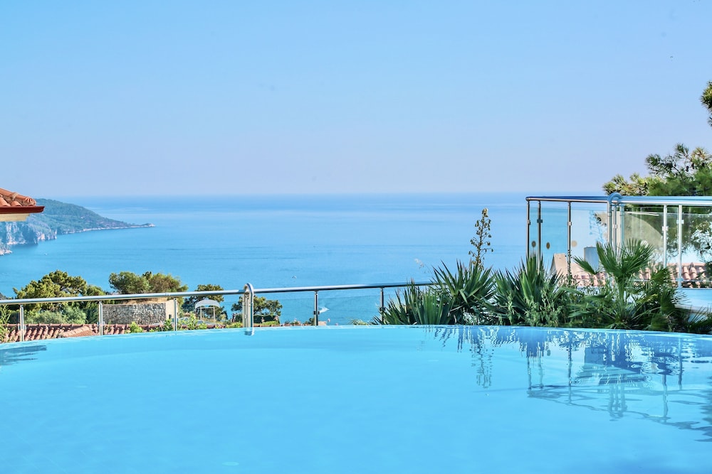 Tropical Deluxe Hotel (Also Known As Sertil Deluxe Tropical Suites)