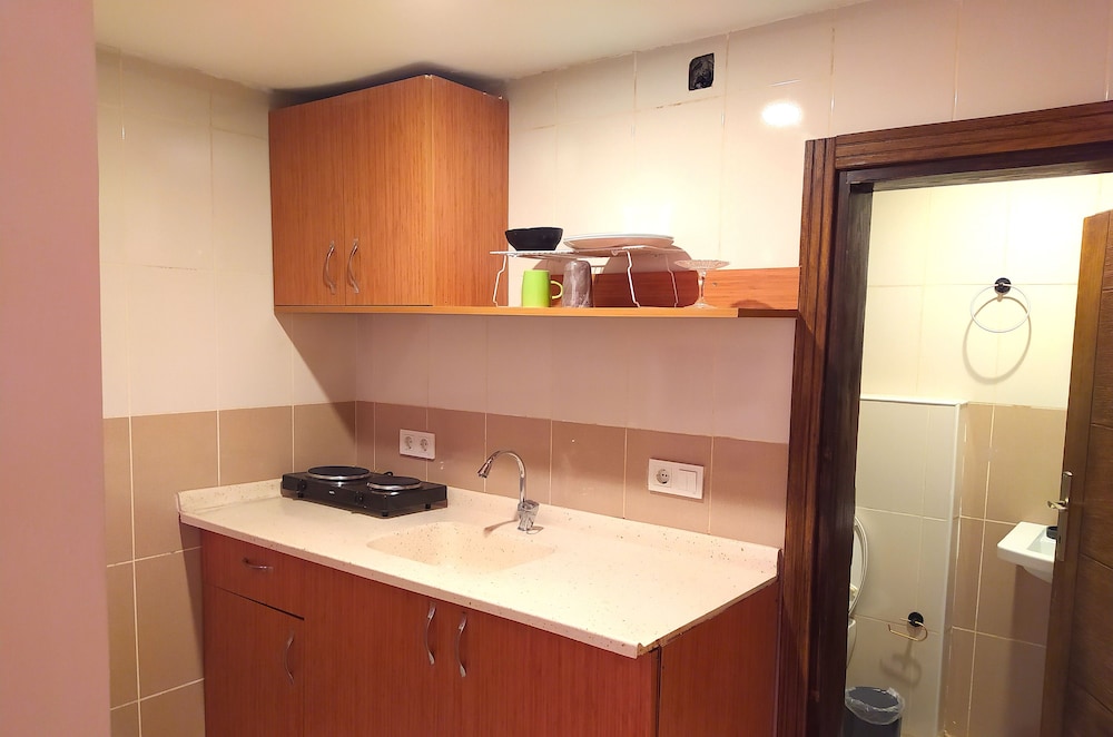Mates Historical Suites(reception 9 Am 12 Pm Midnight)