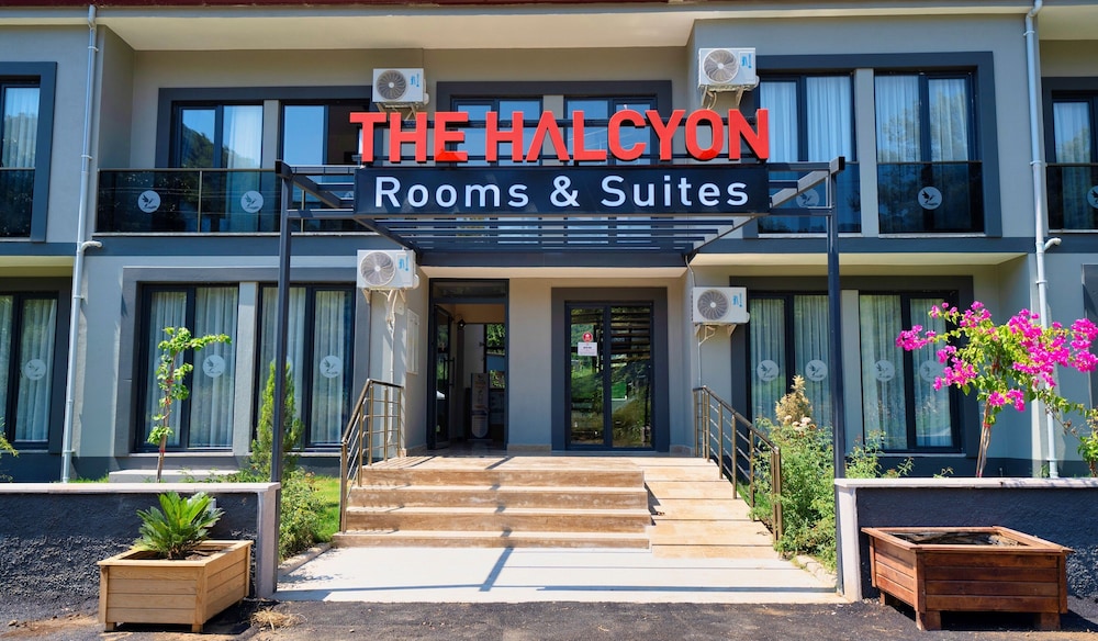 The Halcyon Rooms And Suites Hotel