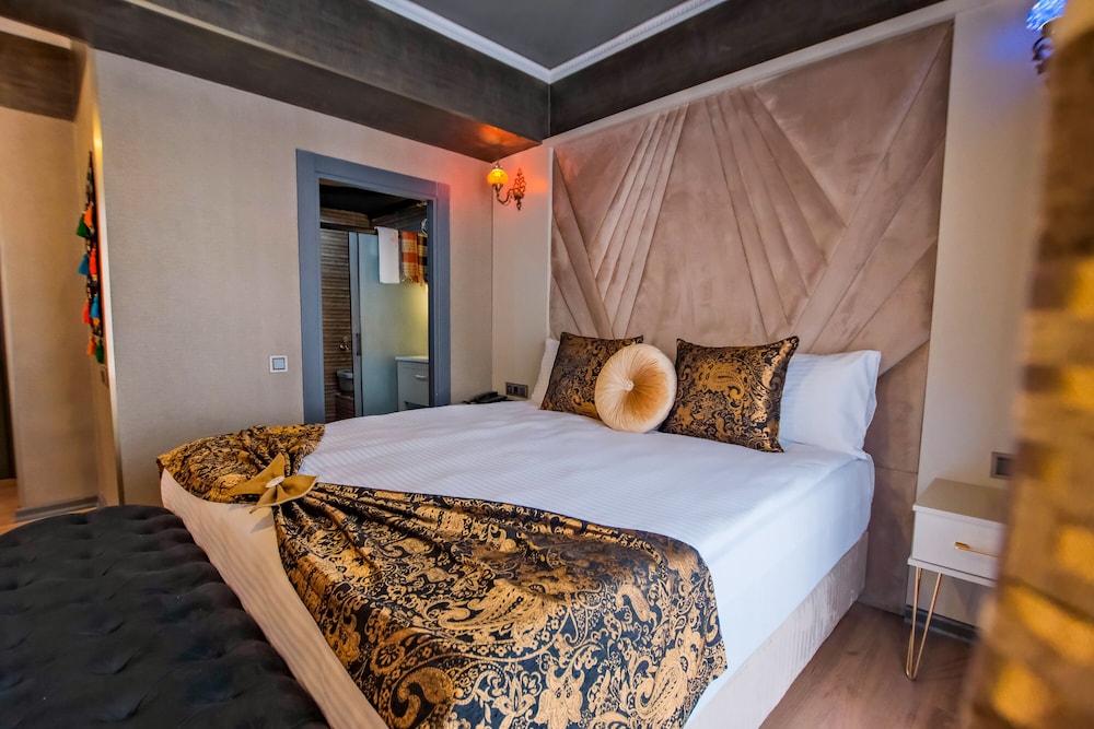 Moonday Hotel