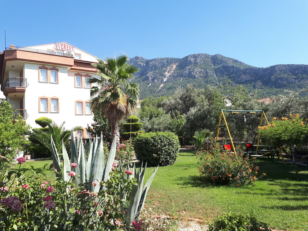 Everest Apart Hotel