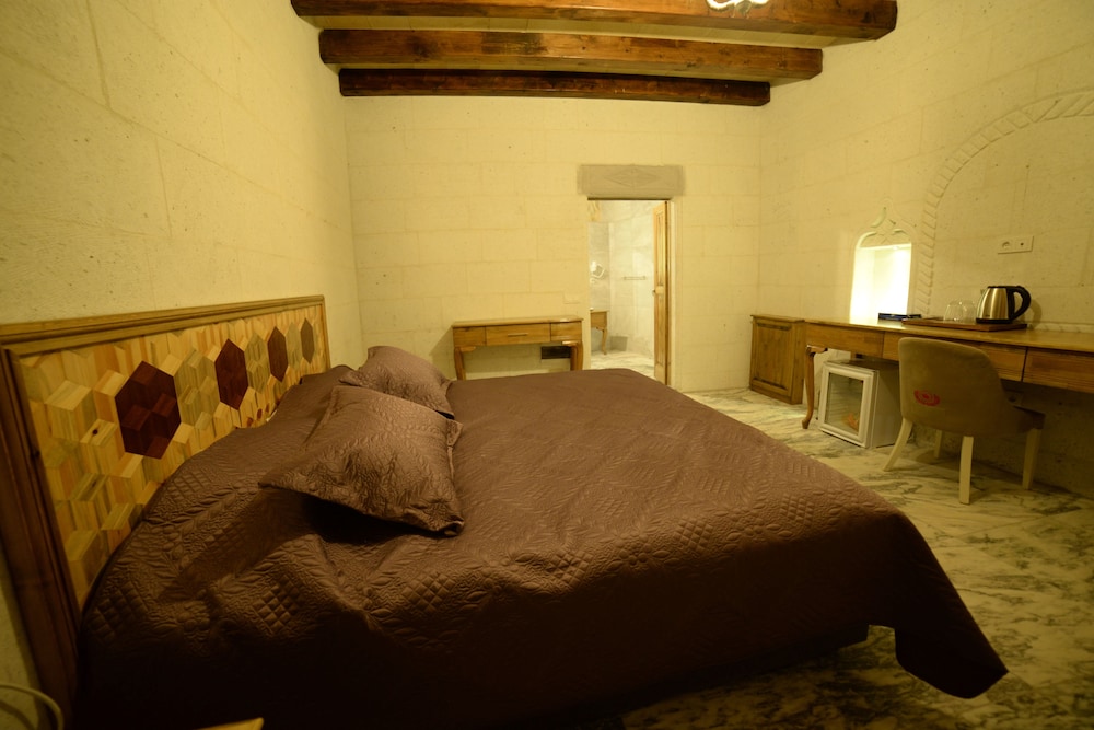 Crassus Cave Hotel
