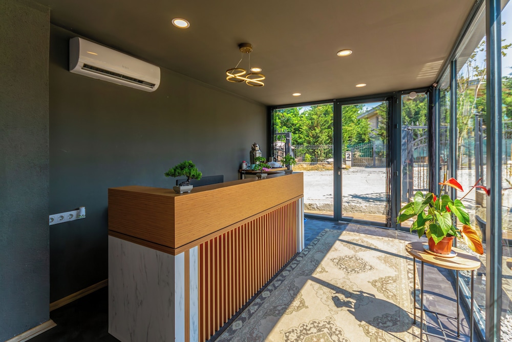New Garden Airport Hotel(50km Away From Istanbul)