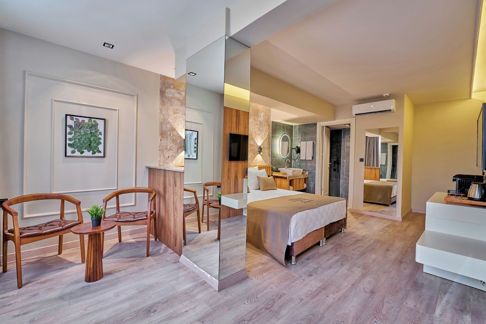 Der Inn Hotel Lara